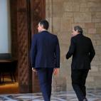 Tras un cordial saludo ente los dos presidentes, ambos han entrado en el despacho de Torra para iniciar la reunión.