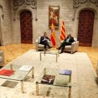 Quim Torra ha regalado dos libros a Pedro S&aacute;nchez, uno de poemas ('Llibertat i sentit', de Llu&iacute;s Sol&agrave;) y otro sobre derechos humanos ('Inventing Human Rights', de Lynn Hunt).