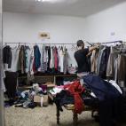 En la tienda gratis cualquiera que lo necesite puede ir a dejar su ropa o a recoger desde zapatos hasta abrigos.