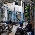 'Santorini' es una terraza que han decorado al estilo de las islas griegas. All&iacute; se re&uacute;nen cientos de personas a la semana para tomar una cerveza o comida vegana.