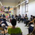 Decenas de colectivos se re&uacute;nen para hacer sus asambleas en las grandes salas del edificio de la calle Gobernador.