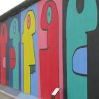 La galería de arte al aire libre (East Side Gallery) se extiende a lo largo del tramo más largo que aún se conserva del Muro. La galería consta de 103 murales en los que artistas de todo el mundo rinden un homenaje a la libertad y plasman la...