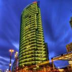 Más adelante, nos topamos con lo que antes de la Segunda Guerra Mundial era una de las plazas con mayor tráfico de Europa. No es casualidad que aquí se encontrara el primer semáforo del continente. Destruida prácticamente por completo duran...