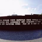 En el norte de la ciudad encontramos este lugar conmemorativo del Muro de Berlín que evoca la separación del país con un centro de visitantes, un monumento, un centro de documentación y la Capilla de la reconciliación. El monumento está fo...