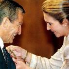 De las manos de la hija del rey, la infanta Elena, recibió otro gran reconocimiento: la Gran Placa de Honor y Mérito de la Cruz Roja, en 1999.