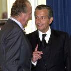 Suárez con el rey en la entrega del premio del grupo correo-prensa española a los valores humanos 2002.