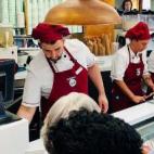 La malague&ntilde;a Helader&iacute;a Inma, ubicada a 10 minutos del Castillo de &Aacute;guila, trae mucha cola. Y no por la gran variedad de productos que tiene, sino por la cantidad de personas que acuden hasta este establecimiento para probar ...