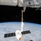 Esta imagen proporcionada por la NASA forma parte de una serie de fotografías que documentan el proceso para soltar la nave Dragon-2, perteneciente a la empresa SpaceX, de la Estación Espacial Internacional, el martes 26 de marzo de 2013. En e...