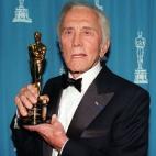 Con su Oscar de Honor