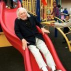 Tirándose por un tobogán