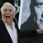 Señalando un cartel suyo