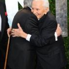 Abrazándose con su hijo