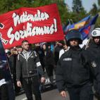 Los neonazis del NPD han hecho campaña en base a una plataforma para frenar la inmigración. Defienden eslóganes como "Dinero para la abuela en lugar de los Sinti y Roma (gitanos)" o "el barco está lleno", en sus entrevista han defendido que...