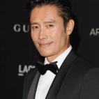 Lee Byung-hun habla inglés con fluidez, se siente en su salsa haciendo películas de acción y es popular en Corea y en el mundo entero. Ha trabajado en Terminator Génesis, G.I. Joe y con Bruce Willis en Red 2. Y el traje no le queda nada mal....
