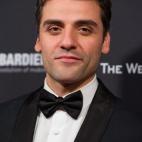 Nació en Guatemala, pero tiene la ciudadanía estadounidense, así que cuenta. En Hollywood su popularidad se ha disparado a la velocidad de la luz. Ya tiene experiencia como piloto de Ala X en Star Wars: Episodio VII y como jinete de Apocalips...