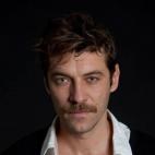 Es guapo, elegante, con un toque misterioso y bastante selectivo con los papeles que interpreta en el teatro. Su imagen pública (al menos, en Grecia) es la de un hombre con mucho sentido del humor y pasión por su trabajo. - HuffPost Greece (Im...