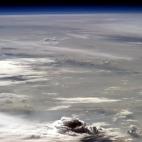 An angry thunderstorm stands out against infinity. pic.twitter.com/du78qXnViK