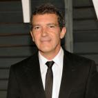 Es un hombre maduro y atractivo, y el traje le queda espectacular. Además, está acostumbrado a trabajar con mujeres explosivas y a meterse en peleas (Desperado, La máscara del zorro... ), así que tiene licencia para matar. - HuffPost España