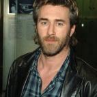 Tiene elegancia y estilo, pero a la vez es un tipo duro e intrépido. La combinación perfecta para proteger a Su Majestad. - HuffPost Quebec