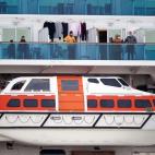 Las autoridades niponas pusieron en cuarentena ese buque el pasado lunes y han pedido a cerca de 3.700 ocupantes que no lo abandonen hasta dentro de unas dos semanas mientras se realizan las revisiones médicas.