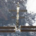 California (Estados Unidos) aparece detrás de la Estación Espacial Internacional después de que el transbordador espacial Atlantis se desacoplara de la estación. Febrero de 2001.