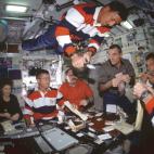 Astronautas y cosmonautas comparten una comida, 2001.