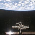 La Estación Espacial Internacional vista desde el transbordador espacial Endeavour. Diciembre de 2002.