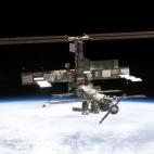 Vista completa de la Estación Espacial Internacional desde el transbordador espacial Discovery después del desacople del transbordador para volver a la Tierra. Agosto de 2005.