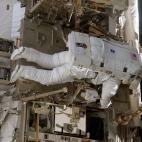 Christer Fuglesang, especialista de la misión, saluda con la mano a la cámara mientras realiza el segundo de los tres paseos espaciales programados para realizar parte de la construcción de la Estación Espacial Internacional. Diciembre de 2006.