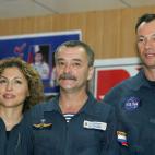 El astronauta estadounidense Michael López Alegría, el cosmonauta ruso Mikhail Tyurin y la primera mujer en hacer turismo espacial sonríen para una foto después de una rueda de prensa en Baikonur (Kazajistán). Septiembre de 2006.