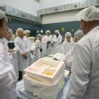 Un grupo de técnicos se encarga del embalaje de un manuscrito de Julio Verne para enviarlo al espacio. Octubre de 2007.