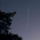 Se puede ver la Estación Espacial Internacional y el transbordador espacial Endeavour cruzando el cielo desde el sur de Inglaterra. Agosto de 2007.