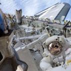 El astronauta Tim Kopra en su primer vuelo espacial de los cinco programados para su misión. Julio de 2009.