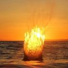 Es la foto de Rob Leslie del impacto de una piedra en el océano durante la puesta de sol.