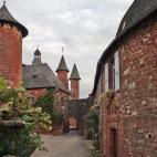 La peculiaridad de este pueblo es que la mayoría de sus construcciones son rojas y negras, por la arenisca y la pizarra. Se encuentra en la región de Lemosín, por la zona centro del país, y también está dentro del listado de los más bello...