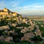 Este pueblo se encuentra dentro del Parque Natural Regional del Luberon, en la Provenza francesa, y es uno de los mejor conservados de la zona. Además, está situado a 370 metros de altura, lo que proporciona unas vistas increíbles de la zona ...