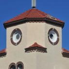 Aquí puedes ver más fotos de este edificio con cara de pollito.