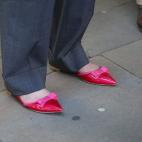 No sólo de animal print de leopardo son los zapatos de May, los colores fuertes y chillones también son una opción.