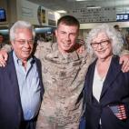 Ya siendo alcalde, pidió permiso para pasar una estancia de siete meses en Afganistán como reservista. Formó parte de la Inteligencia Táctica de la Armada y regresó a su país condecorado y con el rango de teniente. En la imagen, con Joseph...