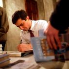 Su equipo lo vende como un buen chaval episcopal practicante, que trufa sus discursos de citas b&iacute;blicas, aplicado, que habla ocho idiomas -ingl&eacute;s, noruego, franc&eacute;s, espa&ntilde;ol, italiano, malt&eacute;s, &aacute;rabe y per...