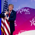 Abrazado a la bandera en un acto republicano en Oxon Hill, en marzo de 2019.