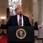 Durante su rueda de prensa tras conocerse su absoluci&oacute;n en el juicio pol&iacute;tico iniciado por los dem&oacute;cratas, con un diario en la mano.