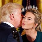 Beso para su hija Ivanka, en un acto en la Casa Blanca.