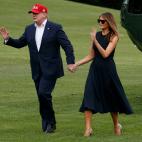 Donald y Melania, saludando tras llegar a Washington desde su retiro de Mar-a-lago.