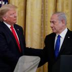 Con el primer ministro israel&iacute;, Benjamin Netanyahu, al presentar el 28 de enero de 2020 el llamado 'Acuerdo del siglo' de paz con Palestina.