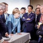 Rodeado de los dem&aacute;s l&iacute;deres del G-7 en Quebec, durante la reuni&oacute;n de 2018. En cabeza, la alemana Angela Merkel.