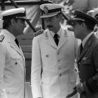 El mandatario habla con sus más cercanos en el poder, Emilio Massera (izquierda) y Orlando Agosti.