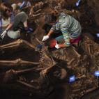 Restos humanos de una fosa común de la época de la dictadura argentina.