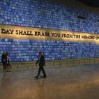 "Con esta apertura cumplimos el compromiso que hicimos a los familiares de las víctimas, que nunca olvidaremos a los que perdimos ni las lecciones terribles que aprendimos ese día", aseguró hoy el presidente del Memorial del 11S, Michael Bloo...