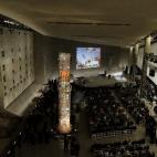 También hay un espacio importante que repasa la historia en los años previos a los ataques, desde el primer atentado contra el World Trade Center en 1993 y el surgimiento de Al Qaeda, a sus posteriores consecuencias, en un intento de los respo...